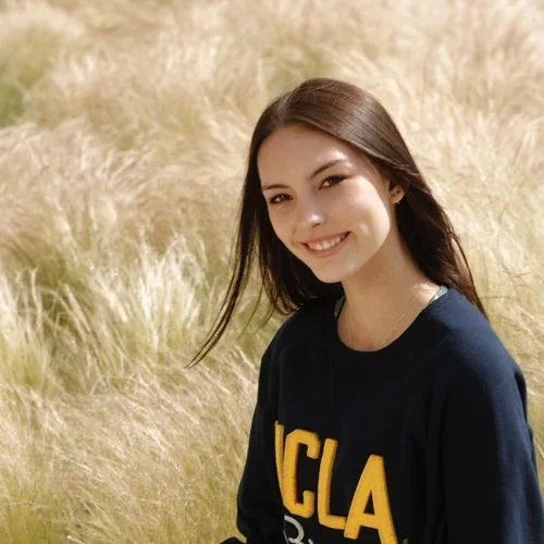 headshot of Julia Scheithauer